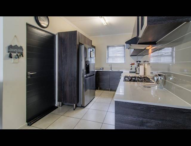 3 BEDROOM APARTMENT FOR SALE IN OAKDENE